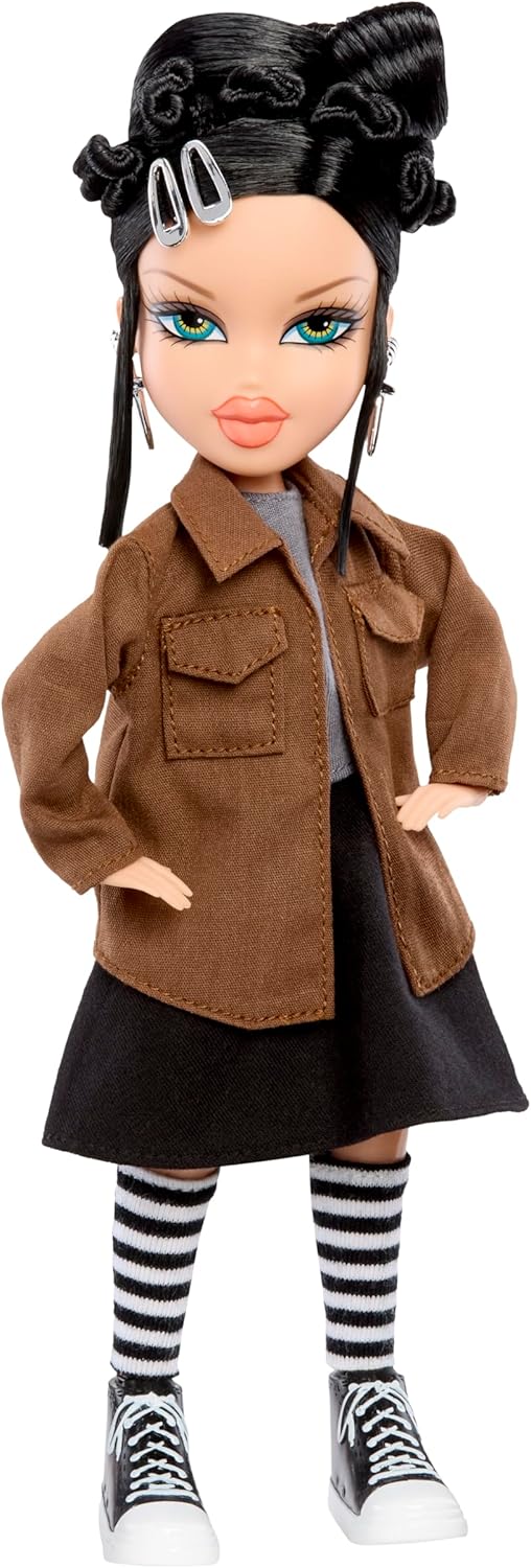 Bratz x Mean Girls Spring Fling Doll Janis – Modepuppe zum Sammeln mit 2 Outfits, Lila Smoking und v