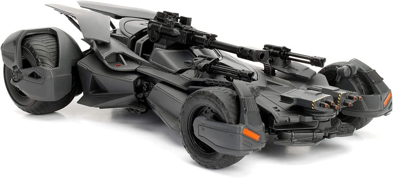 Jada Toys 253215000 Justice League Batmobil, hochdetailiertes 1:24 Modellauto inkl. Batman-Figur, Co