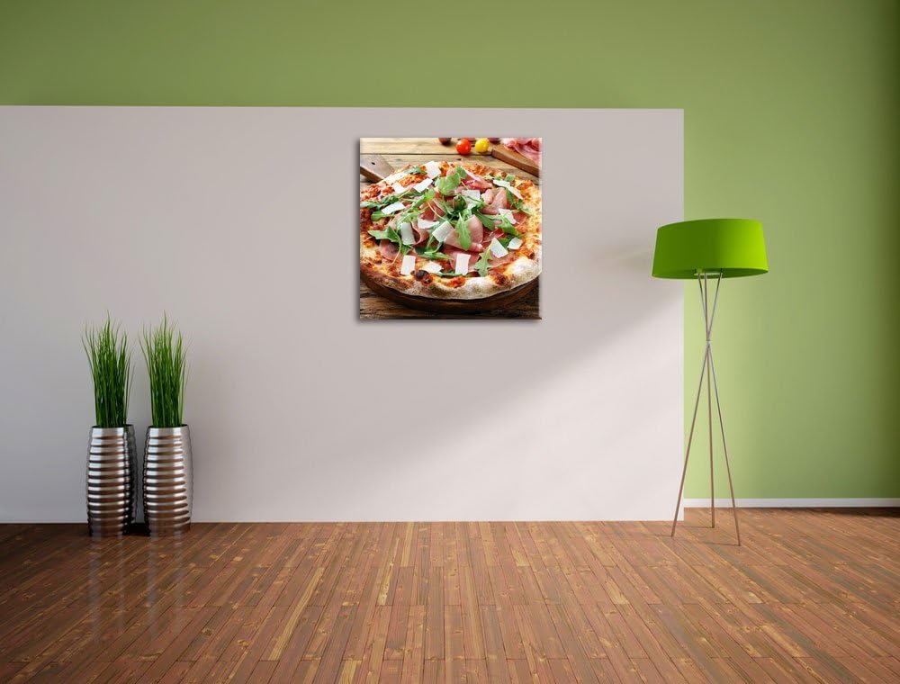 Pixxprint Prosciutto Pizza mit Rucola und Parmesan auf rustikalem Holztisch, Format: 70x70 auf Leinw