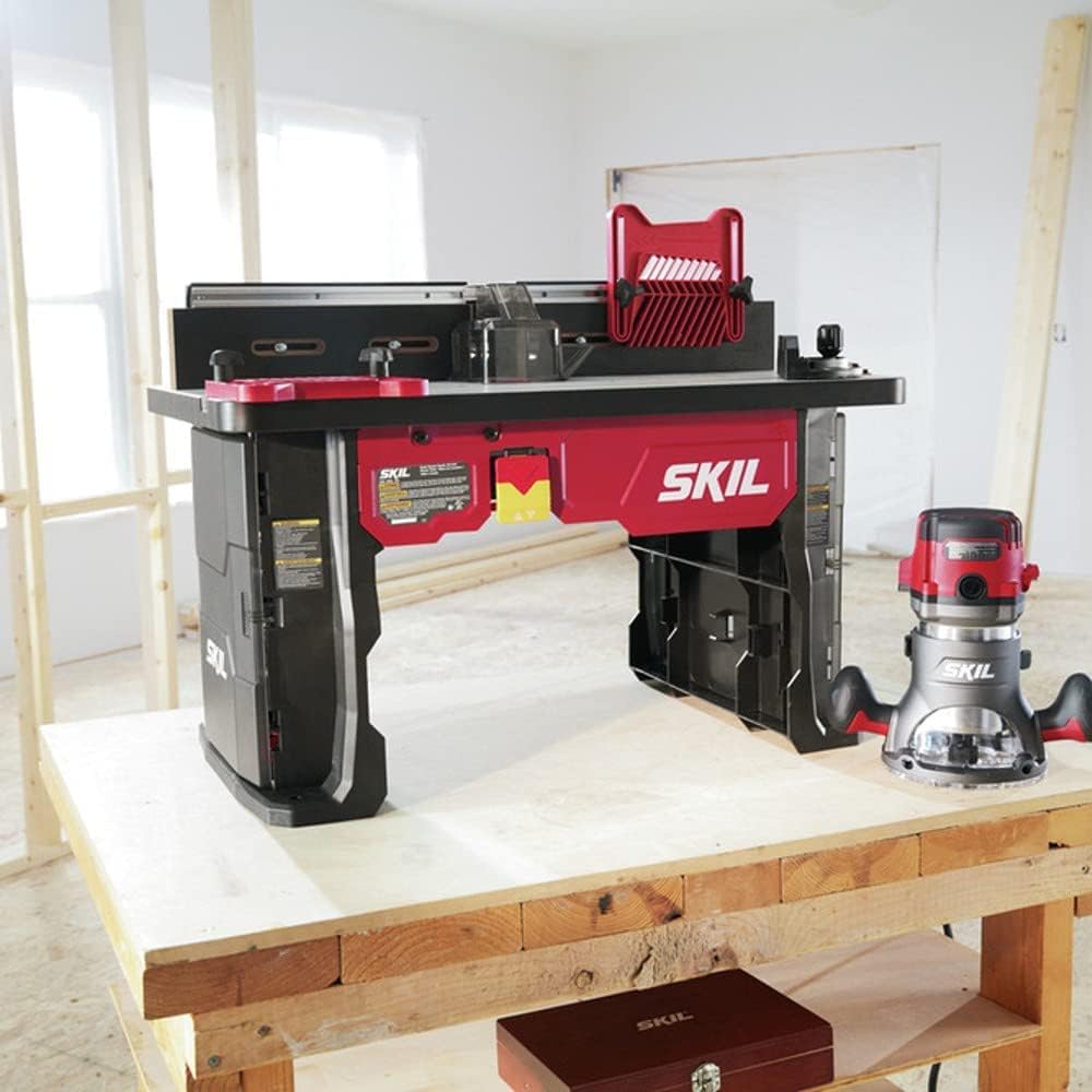 SKIL RT1323-01 Oberfrästisch und 10-Ampere-Fixsockel-Fräser-Set