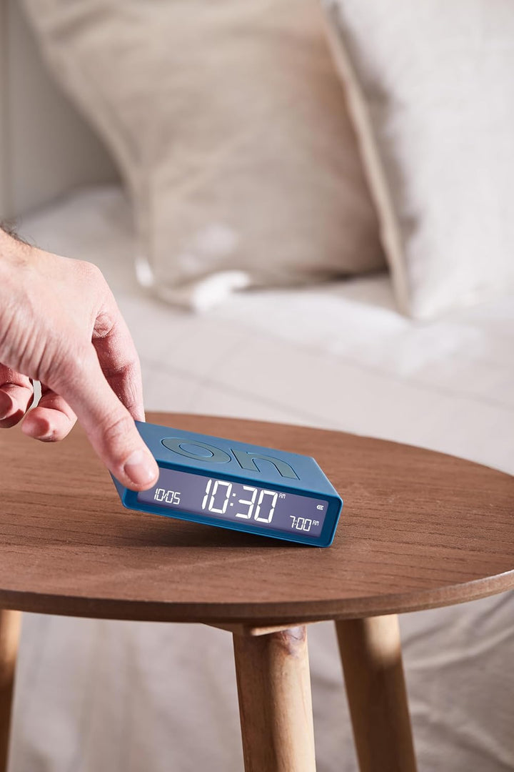 Lexon Flip Classic Digitaler Wecker mit umkehrbaren EIN/Aus-Seiten, wiederaufladbare Nachttischuhr m