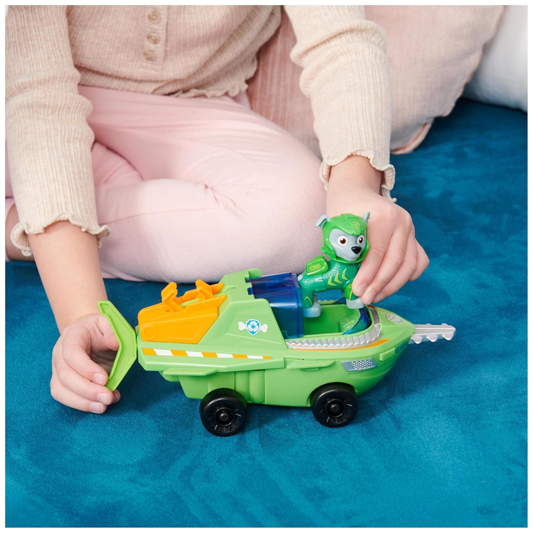 PAW PATROL, Aqua Pups - Basis Fahrzeug Spielzeugauto im Sägefisch-Design mit Rocky Welpenfigur, Spie