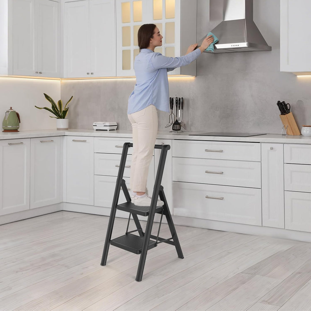 Aufun Trittleiter 2 Stufen, Klappleiter mit breitem Anti-Rutsch-Pedal, Mit Handlauf Haushaltsleiter