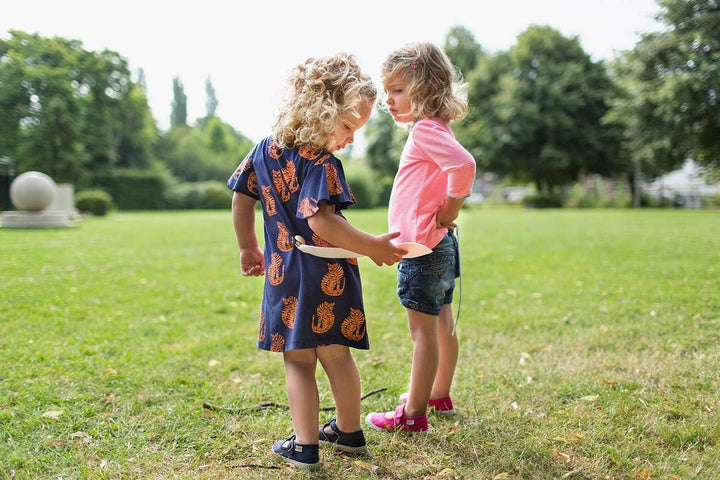 BS Toys Kompaktspiel Outdoor: Fangspiel mit Tierstäben - EIN Fangenspass für Kinder - 6 Tierstäbe mi