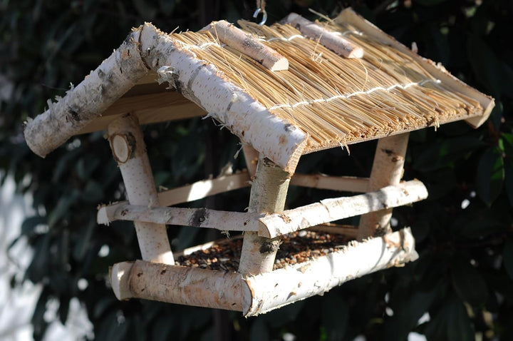 Handgefertigtes Premium Vogelhaus aus europäischem Birkenholz mit Strohdach - Naturfreundliches Desi
