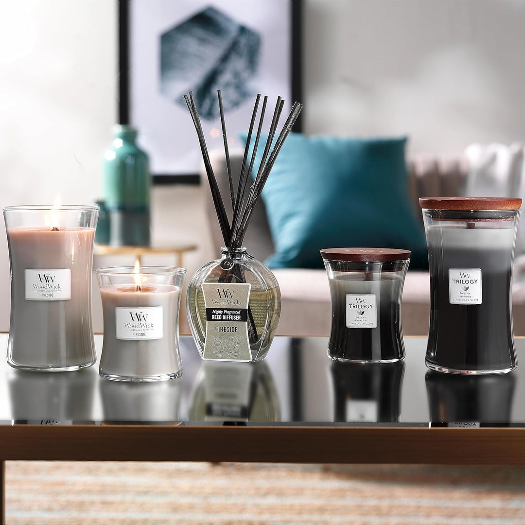 Millefiori Mittelgrosse WoodWick Trilogy-Duftkerze im Sanduhrglas mit Pluswick-Innovation, Warm Wood