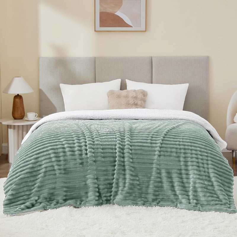 WAVVE Decke Sherpa Kuscheldecke Flauschig Grün - Extra Warme Dicke Weiche Grobe Kordecke Sofaüberwur