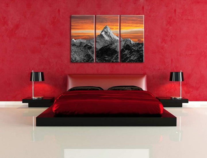 Hoher schneebedeckter Berg bei Sonnenuntergang schwarz/weiss 3-Teiler Leinwandbild 120x80 Bild auf L