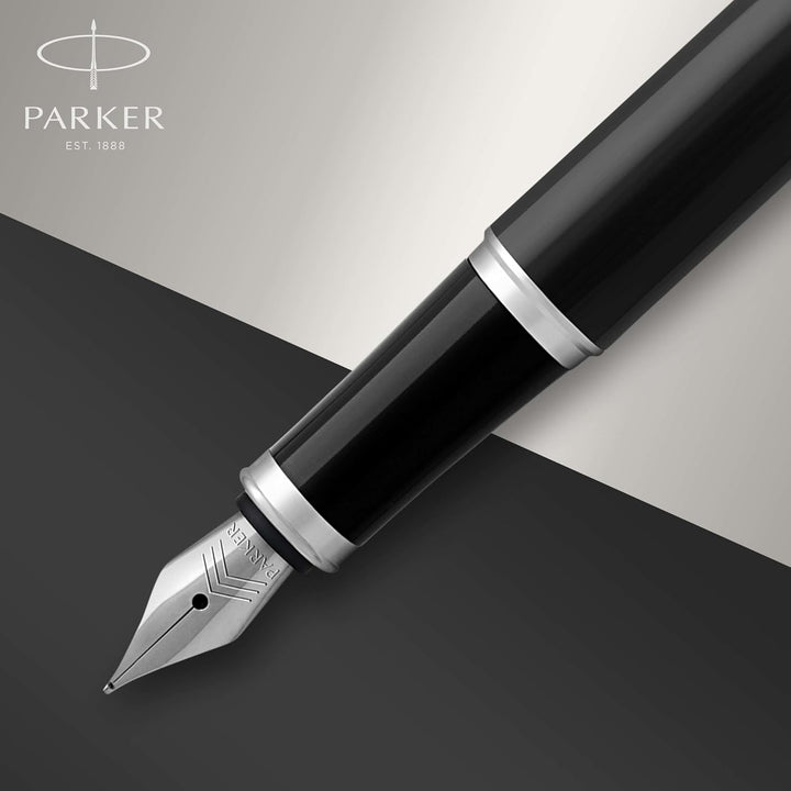 Parker IM Füller , schwarze Lackierung mit Chromzierteilen , Füllfederhalter mit mittlerer Feder , b