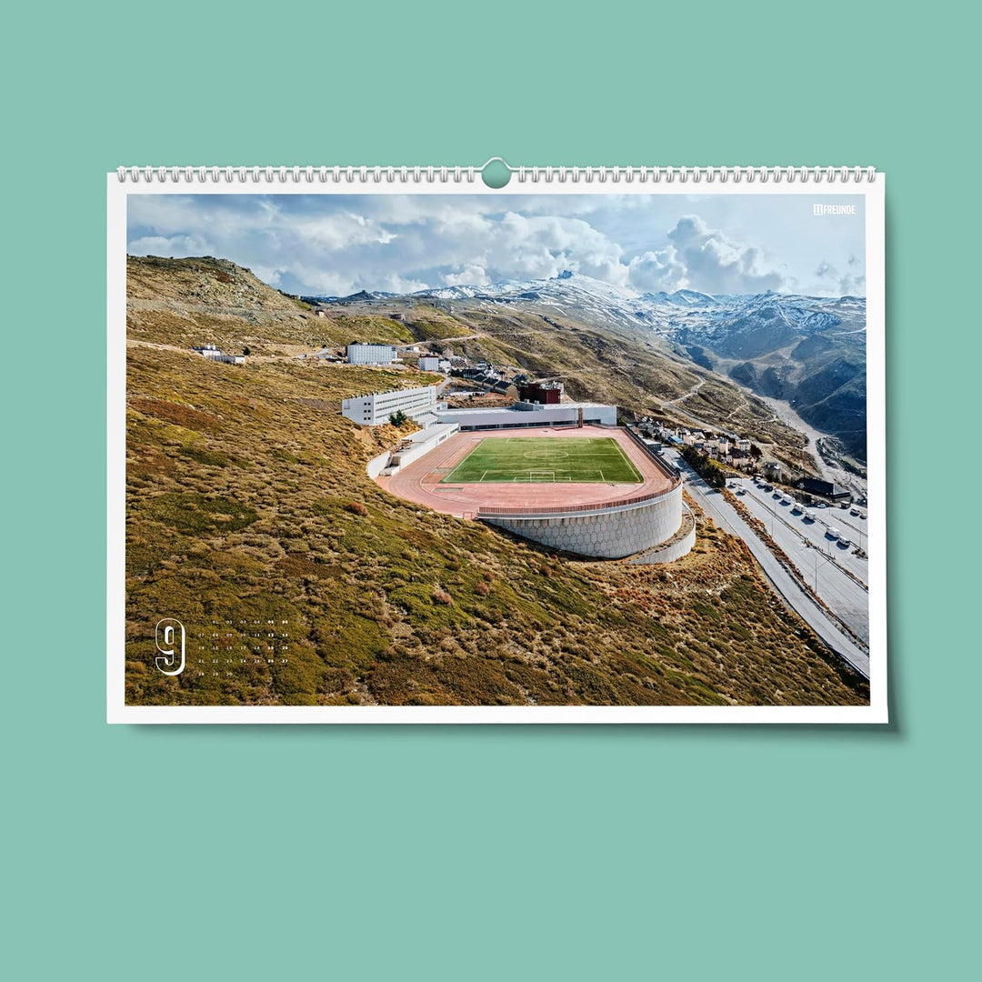 11FREUNDE - Die ganze Welt ist ein Spielfeld – Wandkalender - Fussballkalender mit 12+1 Fotodrucken