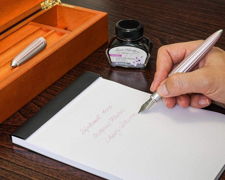 Diplomat Aero Füllhalter Set in antique rose mit Edelstahlfeder M und farblich perfekt passender Fül