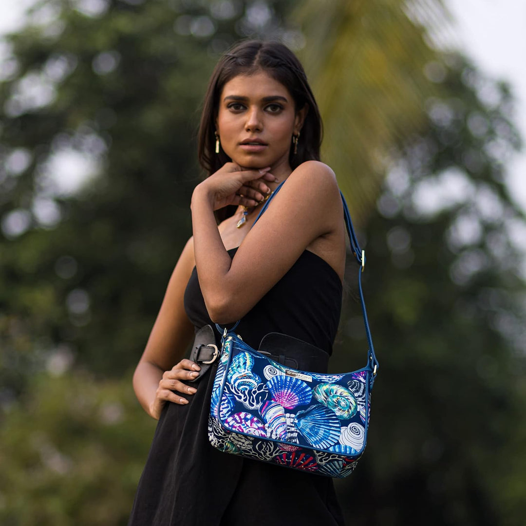 Anuschka East/West Hobo Bag - Wanderlust Kollektion - Nylonstoff mit Leder Trim und Kunstdruck Sea T