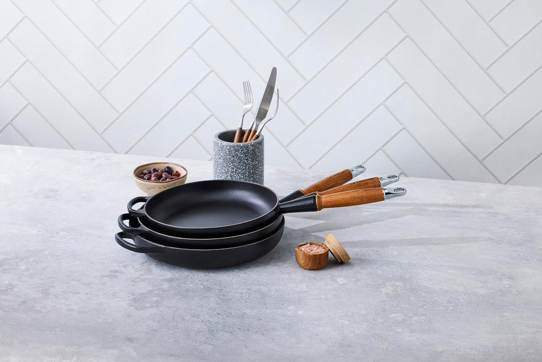Le Creuset Signature gusseiserne Bratpfanne mit Holzgriff 24 cm Schwarz matt, 20258240000422 Schwarz