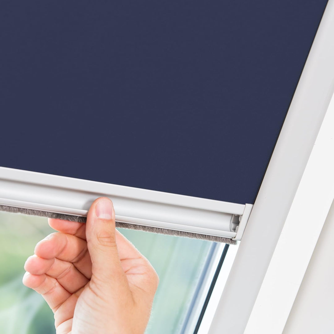 Lichtblick Dachfenster-Rollo Skylight, 49,3 x 94,0 cm (B x L) in Blau, 100 % Verdunkelung, Thermo-Ro