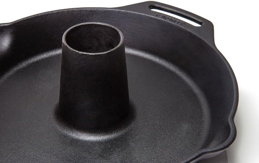 Petromax Gusseisen Geflügelbräter cf30 – 2-in-1 Dutch Oven mit Vertiefung für ein saftiges Hähnchen.
