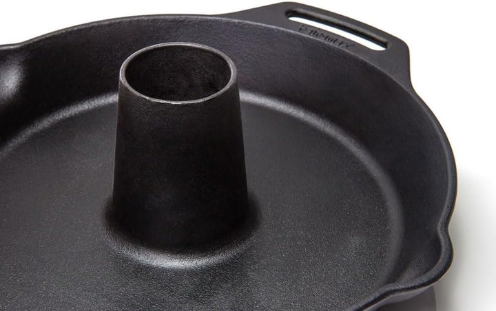 Petromax Gusseisen Geflügelbräter cf30 – 2-in-1 Dutch Oven mit Vertiefung für ein saftiges Hähnchen.