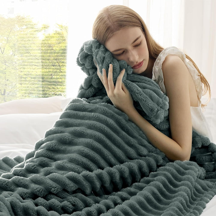 BEDSURE Kuscheldecke für Zimmer Deko - Wolldecke & Fleecedecke, Sofadecke, Weiche Warme Grobe Kordde