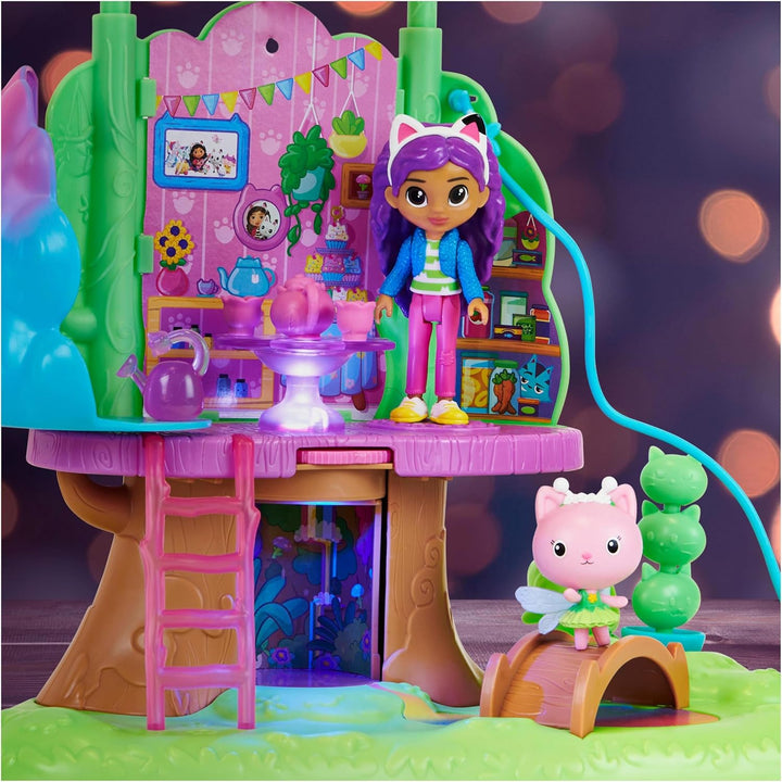 Gabby‘s Dollhouse, Kitty Fees Garten Spielset, verwandelbares Baumhaus mit Lichtern, Gabby & Katzen