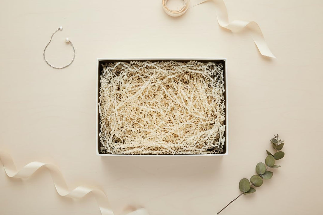 Emartbuy Set mit 3 starren Geschenkboxen, cremefarbene Box mit rotem Deckel, braun gestreiftes Schle