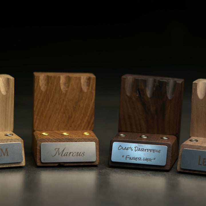WaveB4 Dartpfeil Halter personalisiert aus Holz mit Gravur – handgemacht aus Eiche oder Nussbaum | D