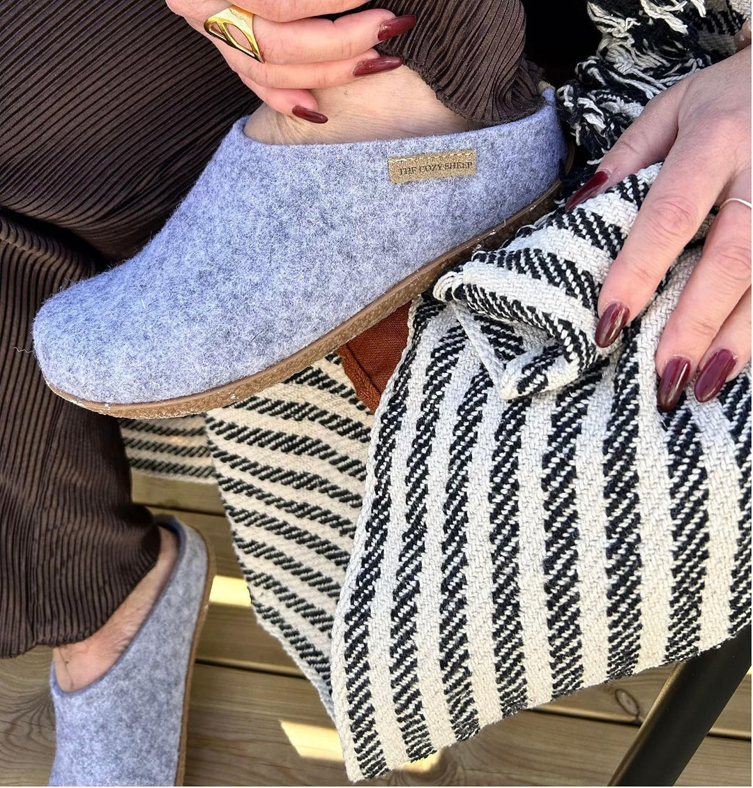 THE COZY SHEEP Filzpantoffeln mit Gummisohle | Praktische Herren &amp; Damen Hausschuhe Sommer und Winte