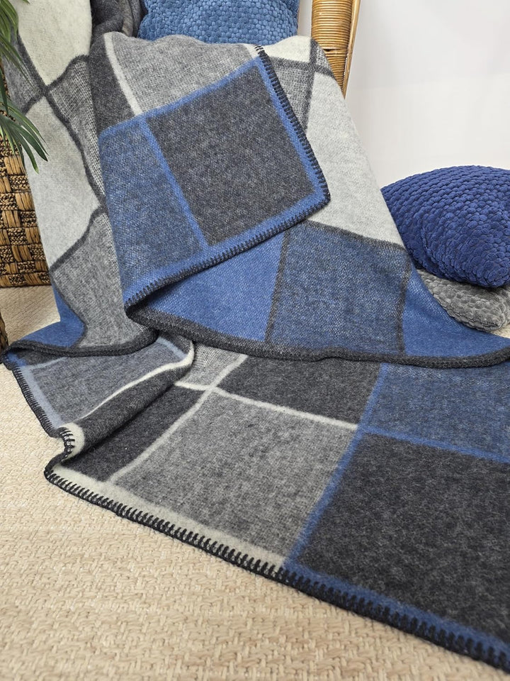 Wohndecke Wolldecke 100% Schurwolle 150 x 200 cm Tagesdecke Schurwolldecke Plaid Selva Grau-Blau-Hel