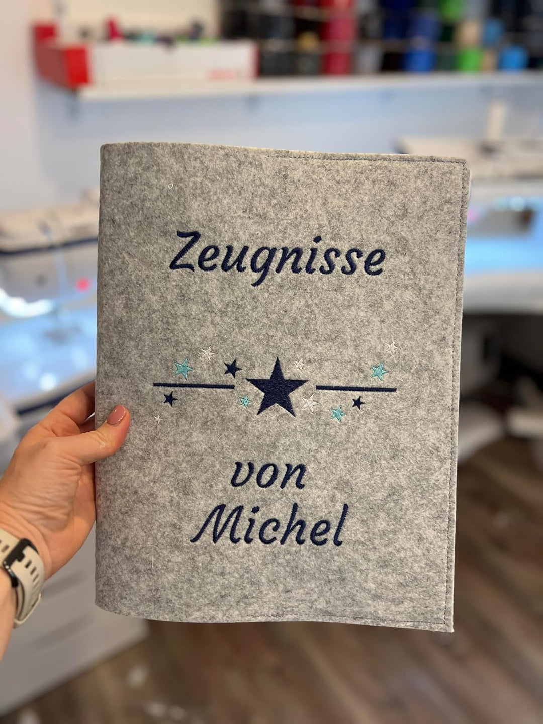 Generisch Personalisierte Zeugnismappe A4 aus Filz | Sternchen| hochwertig Bestickt | Schulkind | Ge
