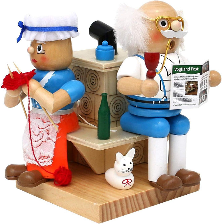 Dekohelden24 Holz Räucherfigur Oma und Opa am Kamin, Masse ca. 13 x 12 x 16 cm., Kamin