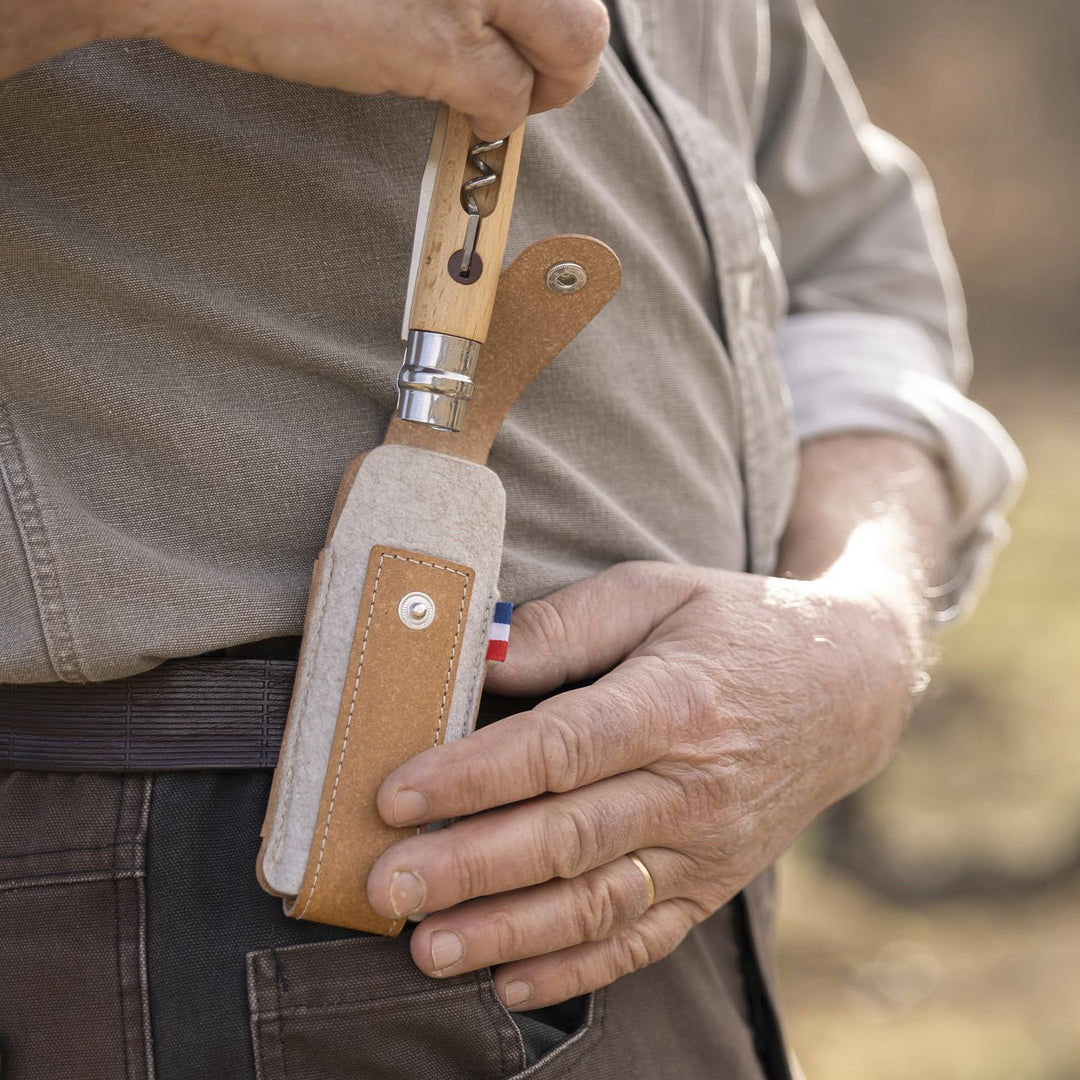 Opinel Outdoor-Etui L aus recyceltem Leder &amp; R-PET-Filz – Braun – Nachhaltige Messertasche für Opine