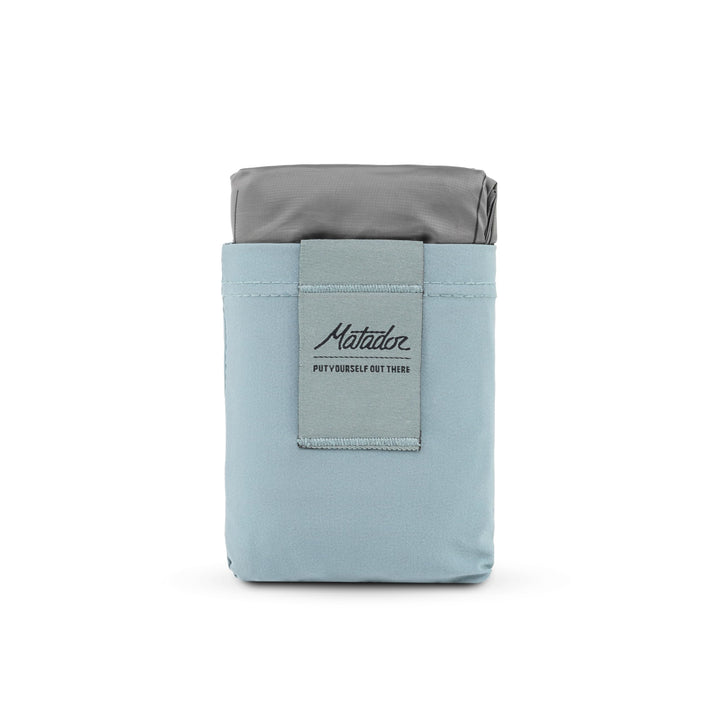 MATADOR Pocket Blanket 4,0 - Blau (Sitzplätze 2-4); Ultraleicht Picknickdecke mit Pflöcken; Faltbare