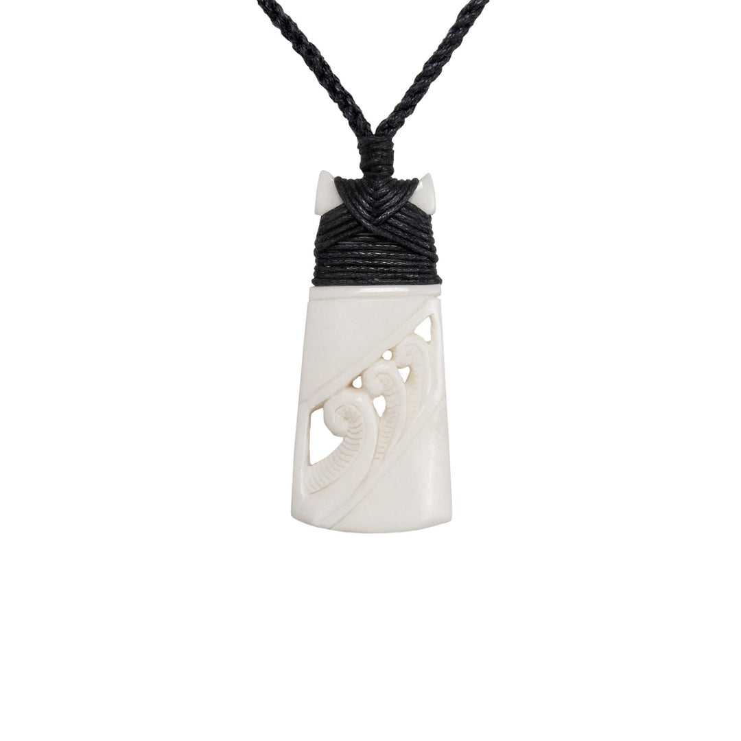 81stgeneration Unisex Geschnitzter Knochen Gravierter Maori Dreifach Koru Toki Anhänger Halskette