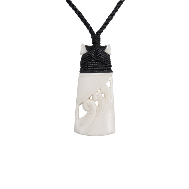 81stgeneration Unisex Geschnitzter Knochen Gravierter Maori Dreifach Koru Toki Anhänger Halskette
