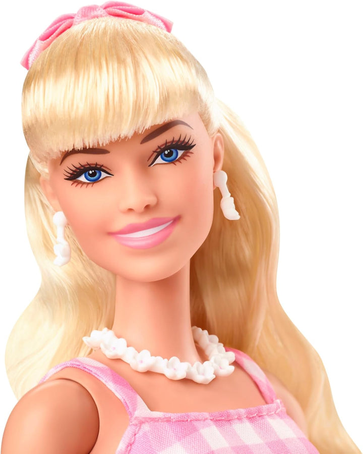 Barbie Puppe, Barbie the movie doll, in rosa weissem Kleid und Gänseblümchen Halskette, Barbie Margo
