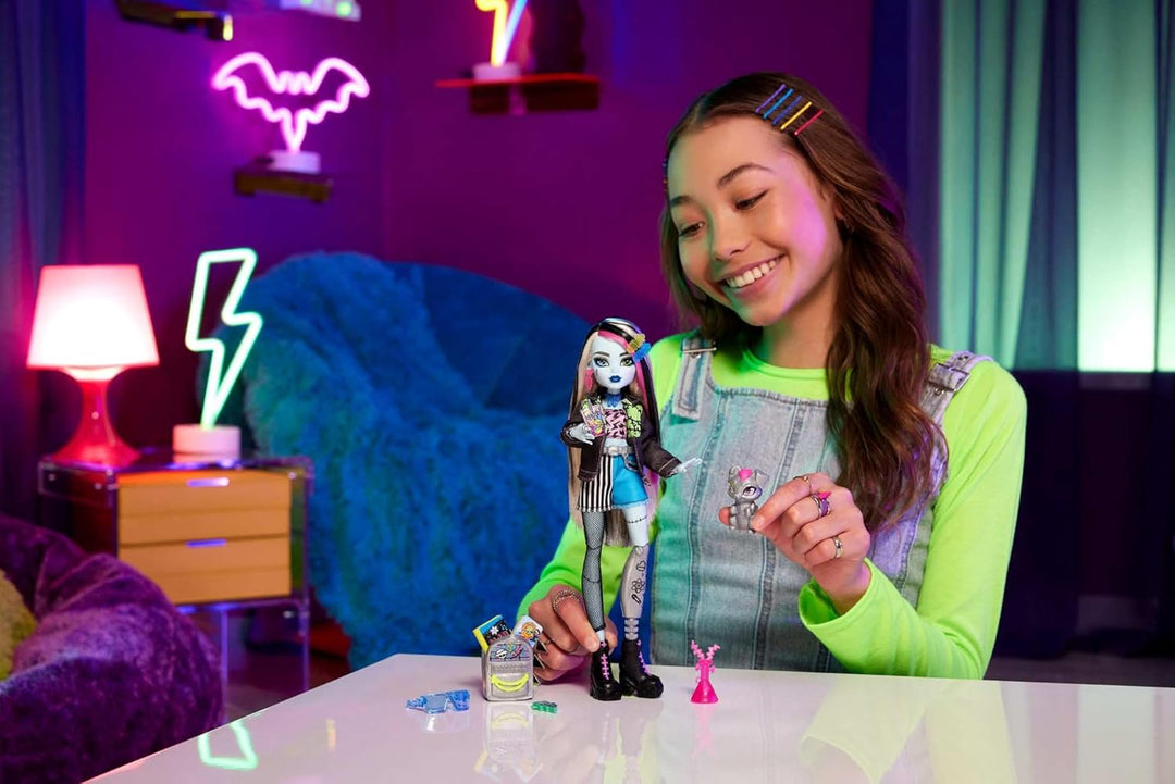 Monster High Frankie Stein-Puppe in Jeansjacke und Shorts, zum Lieferumfang gehören auch ihr Hund Wa