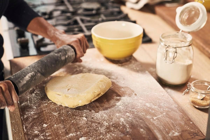 STAUB Teigroller, Nudelholz, Länge: 45 cm, Rollbreite: 26 cm, Schwarzes BPA-freies Silikon und Akazi