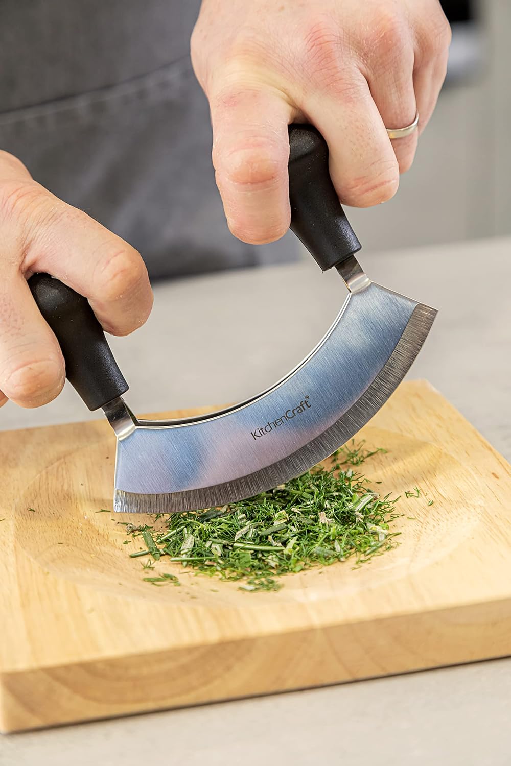 KitchenCraft Mezzaluna Hackmesser und Holzschneidebrett, Edelstahl-Doppelklingenmesser / Holz, 2er-S