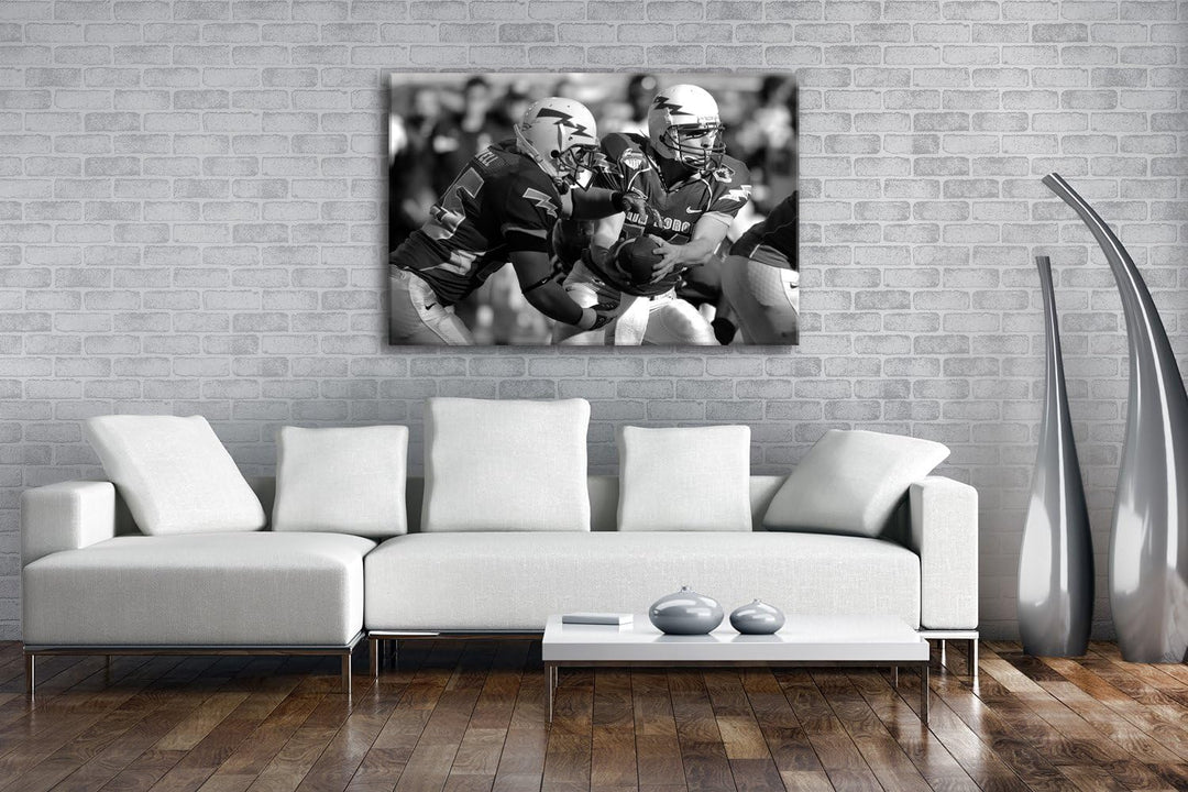 deyoli mutige Footballspieler Format: 80x60 Effekt: Schwarz/Weiss als Leinwand, Motiv fertig gerahmt