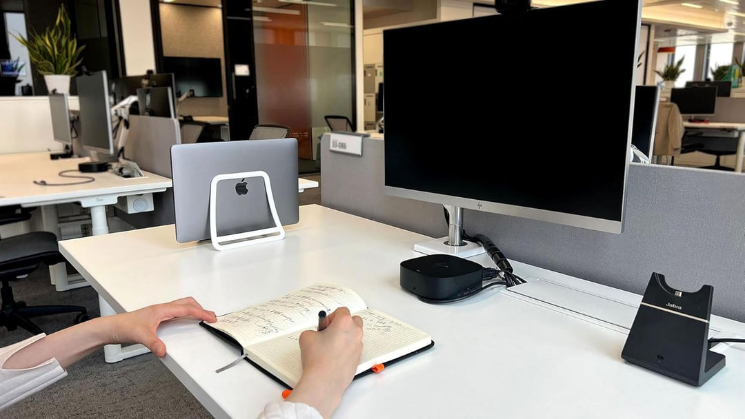 Nexstand K11 vertikaler Laptop-Ständer für Schreibtisch, schwarz-weiss, Desktop-Notebook-Docking, ve