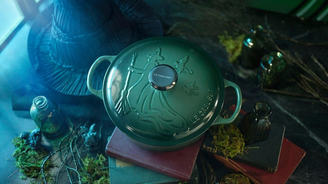 Le Creuset Wicked Collection Elphaba Rundkasserolle aus Gusseisen mit Prägung