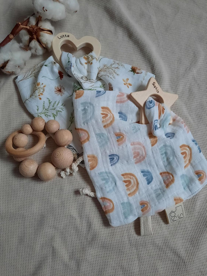 Sarosa Knistertuch aus Musselin mit personalisiertem Greifling | Geschenke zur Geburt Taufe | Namens