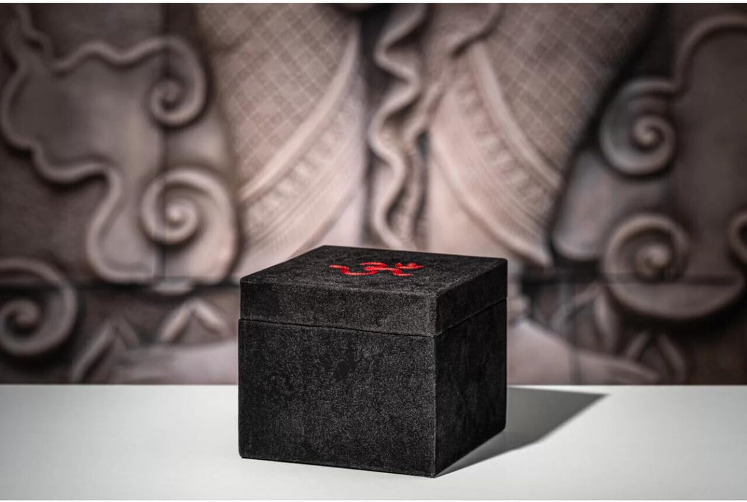 Sonic Energy OM Singing Bowl – Geschenke Set, 300g Klangschale mit OM Symbol – Meditation, Deko, Yog