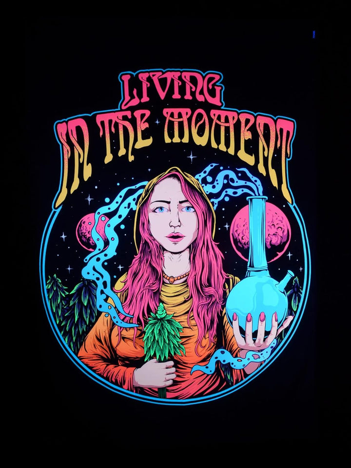 PSYWORK Schwarzlicht Stoffposter Neon | Living In The Moment | 1,5 x 2,25m | UV-aktiv | fluoresziere