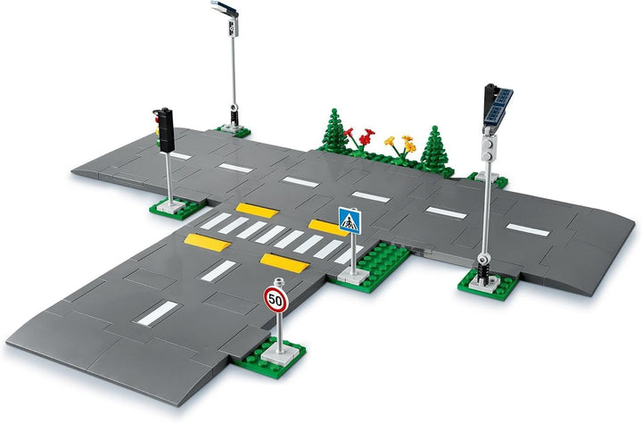 LEGO 60304 City Strassenkreuzung mit Ampeln, Bauset mit im Dunkeln leuchtenden Steinen & 60205 City