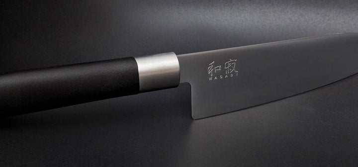 KAI Wasabi Black Kochmesser 23,0 cm Klingenlänge - rostfreier 6A/1K6 Edelstahl poliert 58 (±1) HRC -