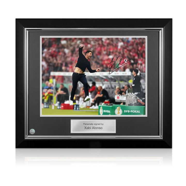 Exclusive Memorabilia Bayer Leverkusen Foto signiert von Xabi Alonso. Deluxe-Rahmen