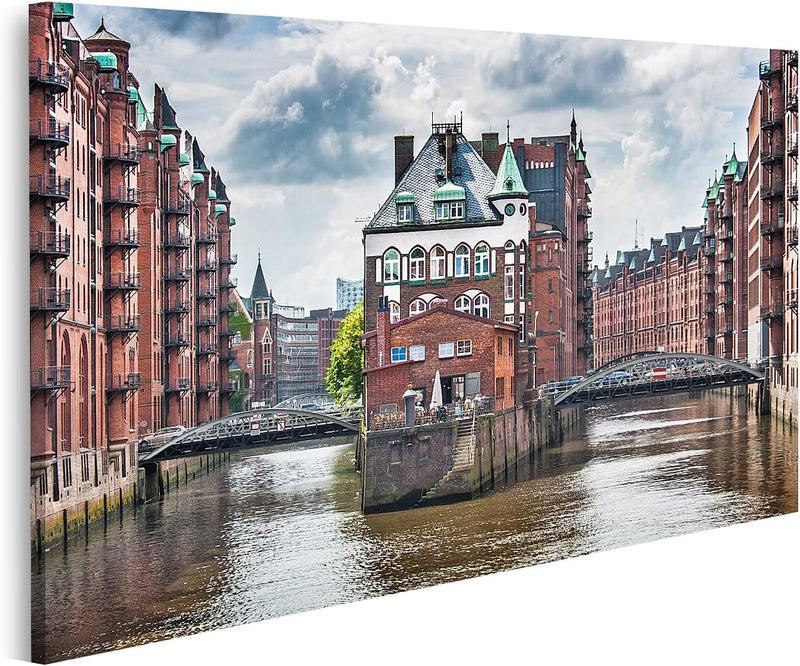 Bild auf Leinwand Berühmten Speicherstadt Mit Dunklen Wolken Vor Dem Sturm In Hamburg Deutschland Wa