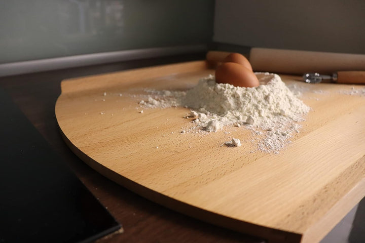 Fackelmann Backbrett 38 x 58 cm, für Nudeln und Teig aus unbehandeltem Buchenholz, mit erhöhten Kant