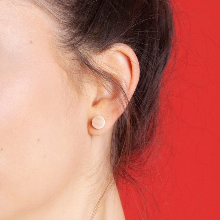 Runde Ohrstecker apricot mit Stein in Perlmuttoptik • Bunte Ohrringe für Damen • Nachhaltiger Modesc