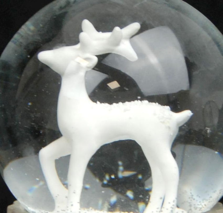 Schneekugel Weihnachten Spieluhr | REH weiss| Sockel Silber glänzend mit Schneeflocken | mit Musik |