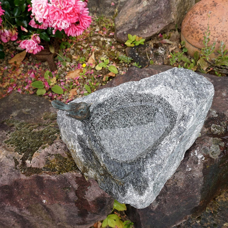 Yerd Gartendeko Figur: Bronzefigur Garten, Vogeltränke aus Schwarzwald-Granit - grau, Vogel auf Stei